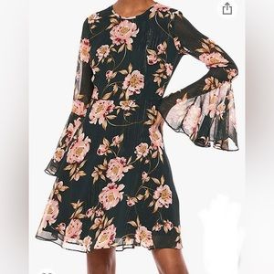 Donna Morgan floral fit and flare bell sleeve dress. Size 4.